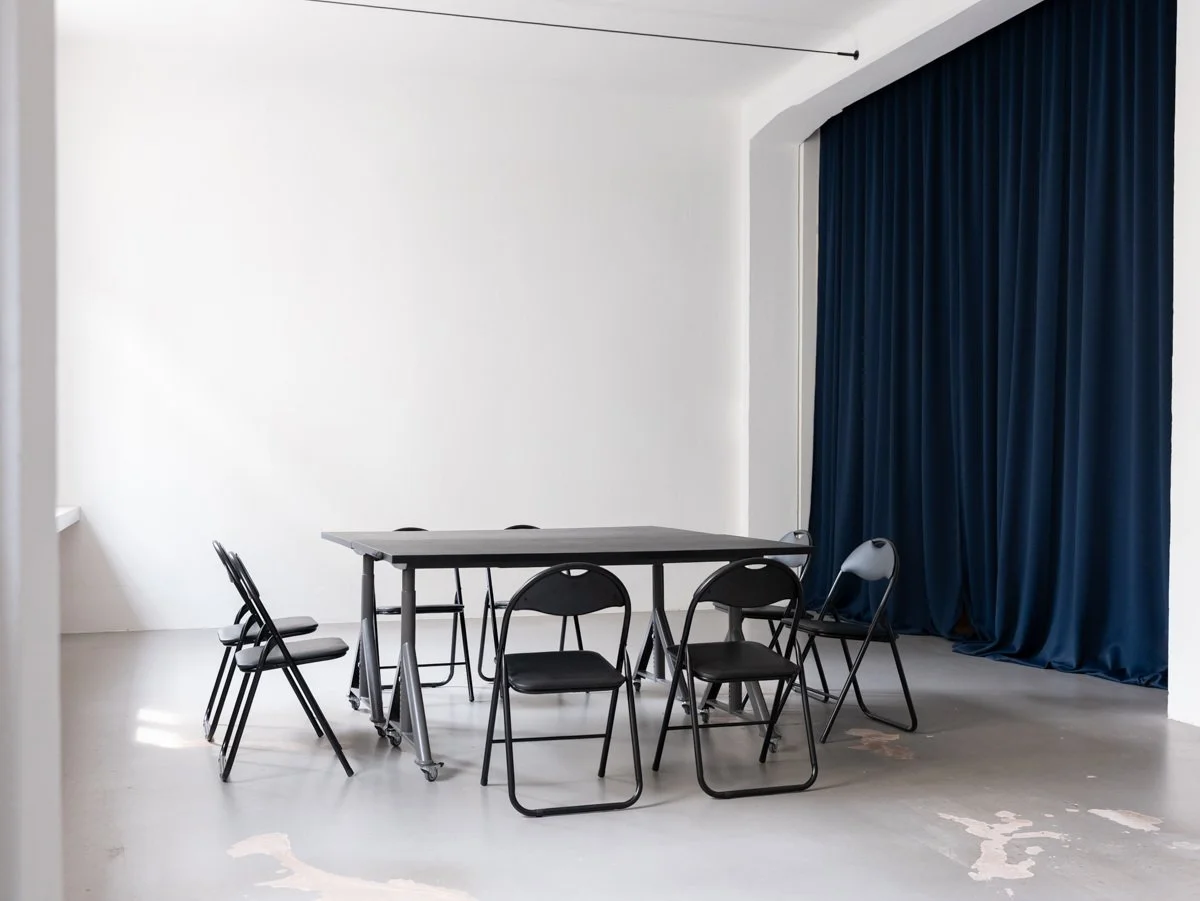 Sala con tendaggi blu